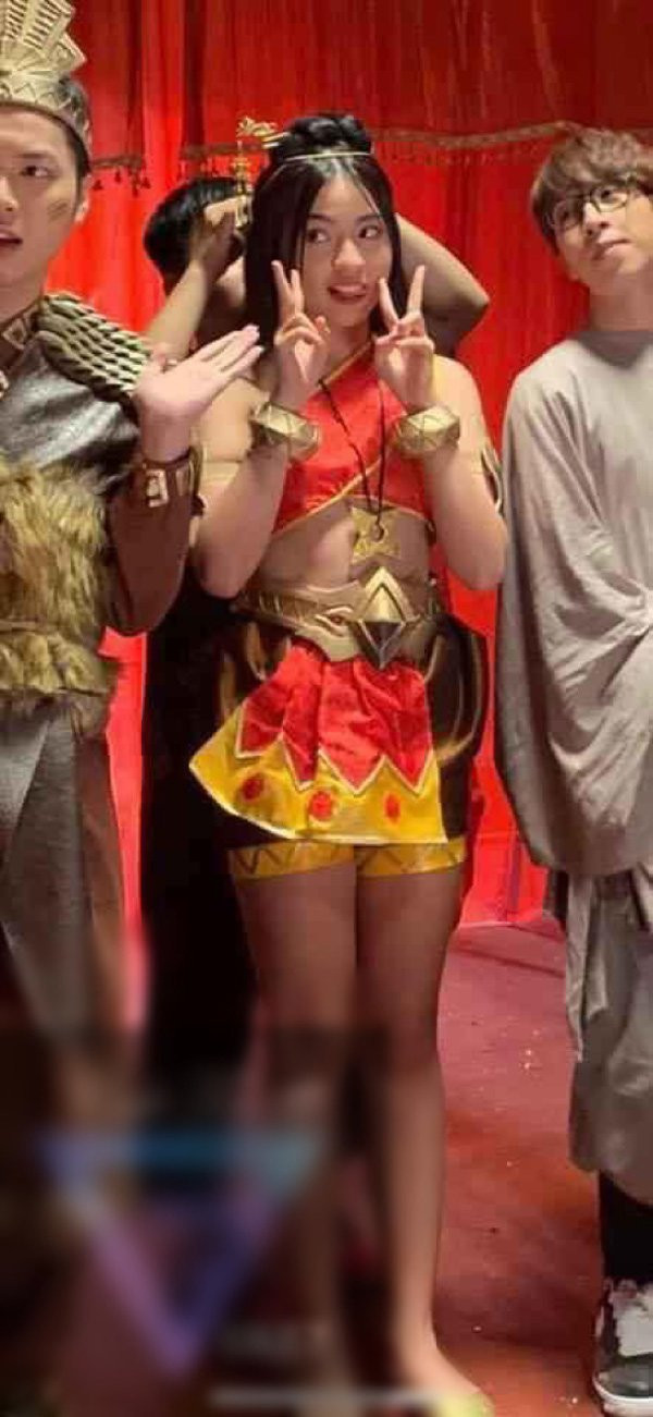 "Thế này mà cũng được gọi là hot girl à? Cái danh này bây giờ anh cũng có được nhỉ?", "Xinh đẹp kiểu này thì thôi cho phép mình được xấu chứ chả ham" - Dân mạng mỉa mai.