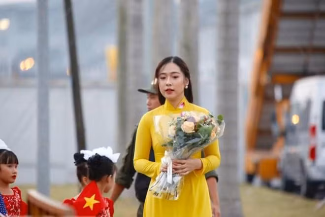 Năm 2017, cô gái tặng hoa tổng thống Mỹ - Donald Trump bất ngờ gây chú ý trên mạng xã hội nhờ khoảnh khắc xinh đẹp, tươi tắn khi ôm hoa đứng cạnh Tổng thống.