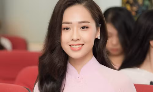 Ngay sau đó, danh tính của cô nàng được dân mạng ráo riết tìm kiếm, Cô tên Phạm Ngọc Hà My, sinh năm 1996 đến từ Hà Nôi. Thời điểm được lựa chọn để tặng hoa tổng thống, Hà My đang là sinh viên Học viện Ngoại giao.