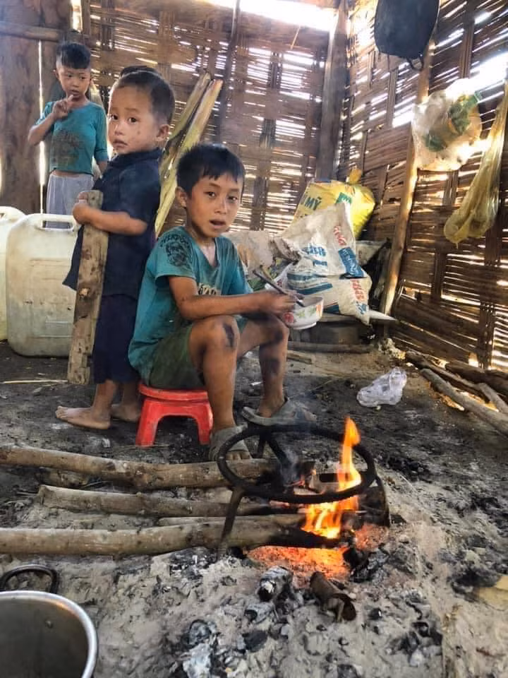 Rot nuoc voi bat com chi co ve sau cua em be dan toc-Hinh-2