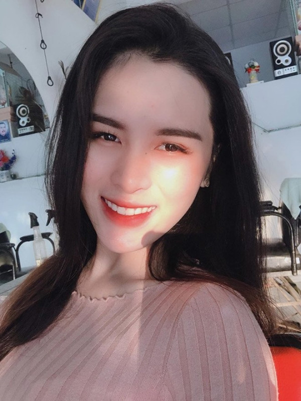 Với nước da trắng ngần, các nét xinh đẹp cùng thân hình chuẩn chỉ với số đo 3 vòng: 86-60-89 nên Trâm nhận được rất nhiều lời làm mẫu ảnh, đưa đến cho cô nàng rất nhiều cơ hội, mối quan hệ mà trước nay có mơ cũng không dám.