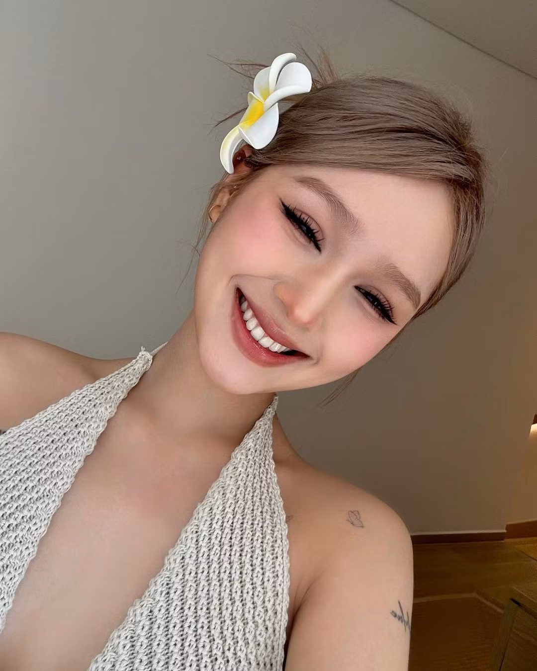 Sở hữu nhan sắc xinh đẹp như búp bê, Xoài Non là gương mặt có tiếng trong làng mẫu ảnh chụp lookbook ở Sài Thành. Cô nàng cũng thường xuyên xuất hiện trong các sitcom, MV ca nhạc.