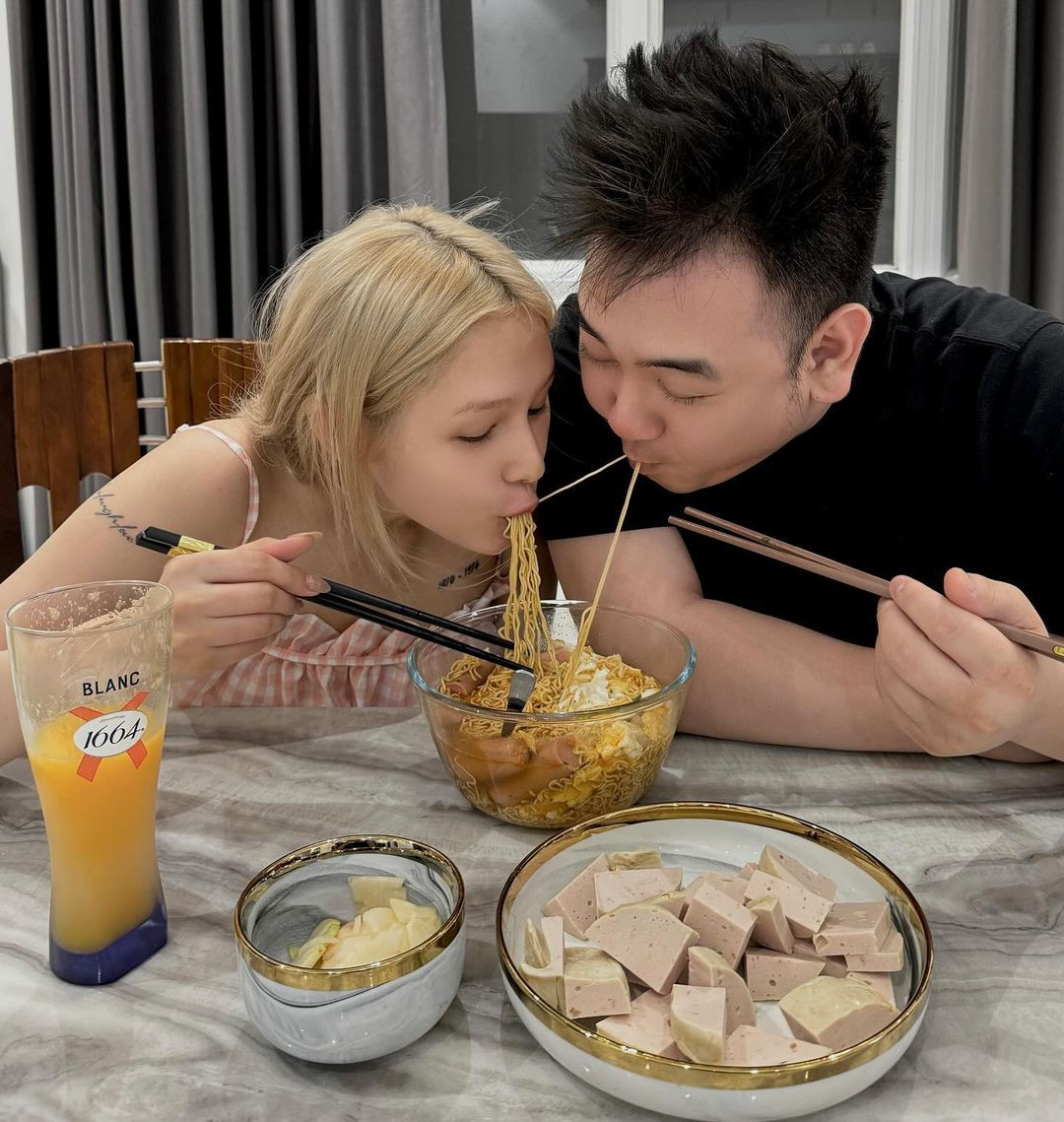 Xoài Non có ông xã là Xemesis - "streamer giàu nhất Việt Nam". Cả 2 thường xuyên đăng tải những hình ảnh tình tứ lên trang cá nhân.