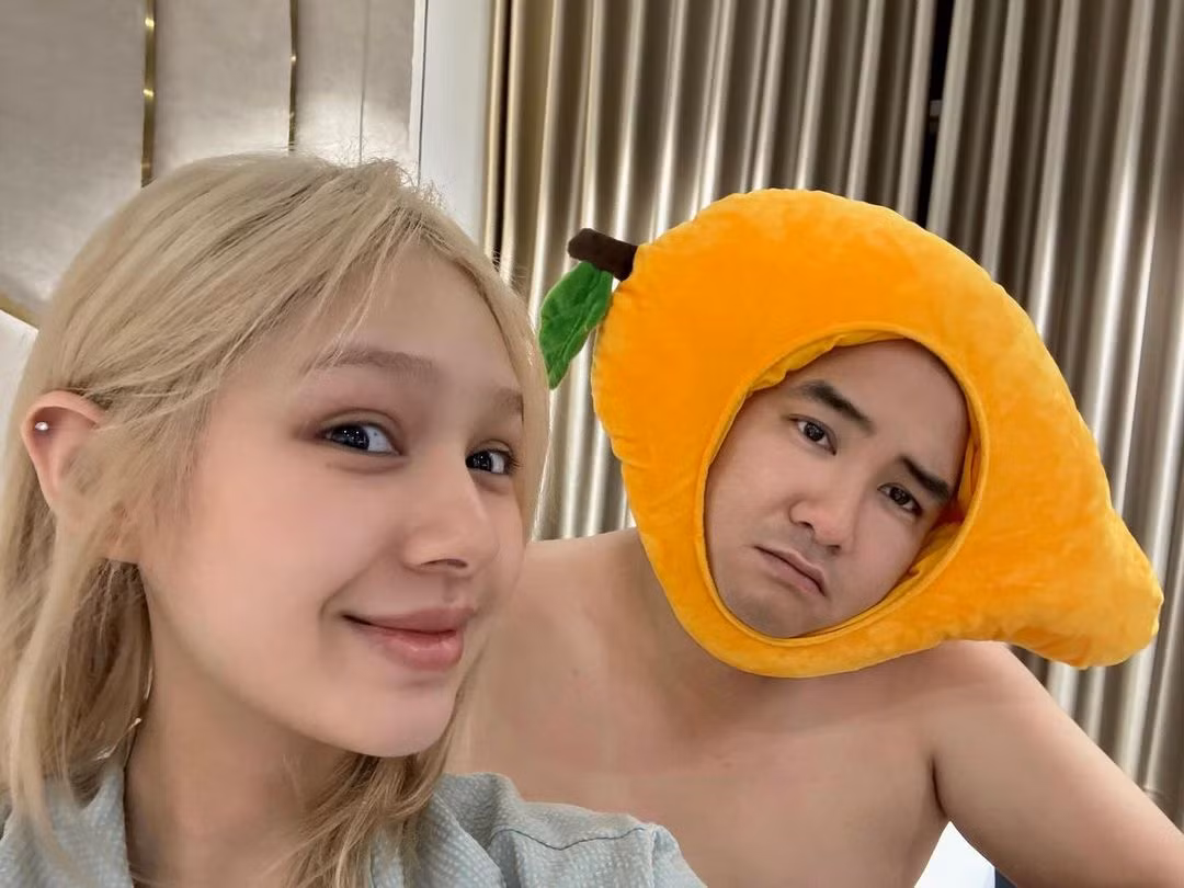 Xoài Non và Xemesis quen nhau từ cuối năm 2018 và đến tháng 2/20219, cả hai chính thức công khai mối quan hệ. Tuy nhiên, cặp đôi nhận về nhiều ý kiến trái chiều do khoảng cách tuổi tác và gia thế. Năm 2020, đám cưới của Xoài Non và Xemesis từng gây sốt truyền thông và mạng xã hội bởi mức độ chịu chi của nhà trai.