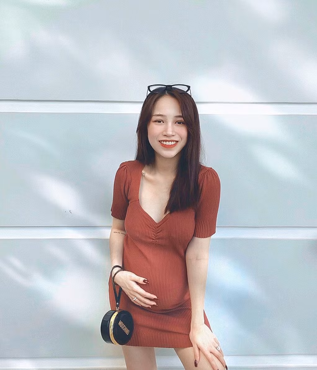 Dù đang mang thai sắp đến tháng đẻ, con gái Minh Nhựa vẫn cực kỳ xinh đẹp, thậm chí trông cô nàng còn nhuận sắc hơn cả hồi vẫn còn là thiếu nữ chưa chồng.