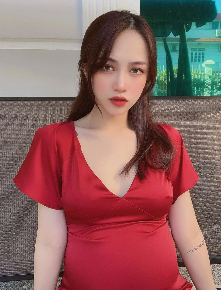 Trước đây có nhiều thông tin cho rằng mối quan hệ giữa Joyce Phạm với vợ hai của bố không mấy tốt đẹp. Rich Kid sinh năm 1999 từng tuyên bố chỉ có duy nhất một người mẹ, còn lại sẽ không gọi bất kỳ ai khác là mẹ. Cô nàng cũng từng gay gắt cho biết cô không hề liên quan gì đến vợ hai của bố.