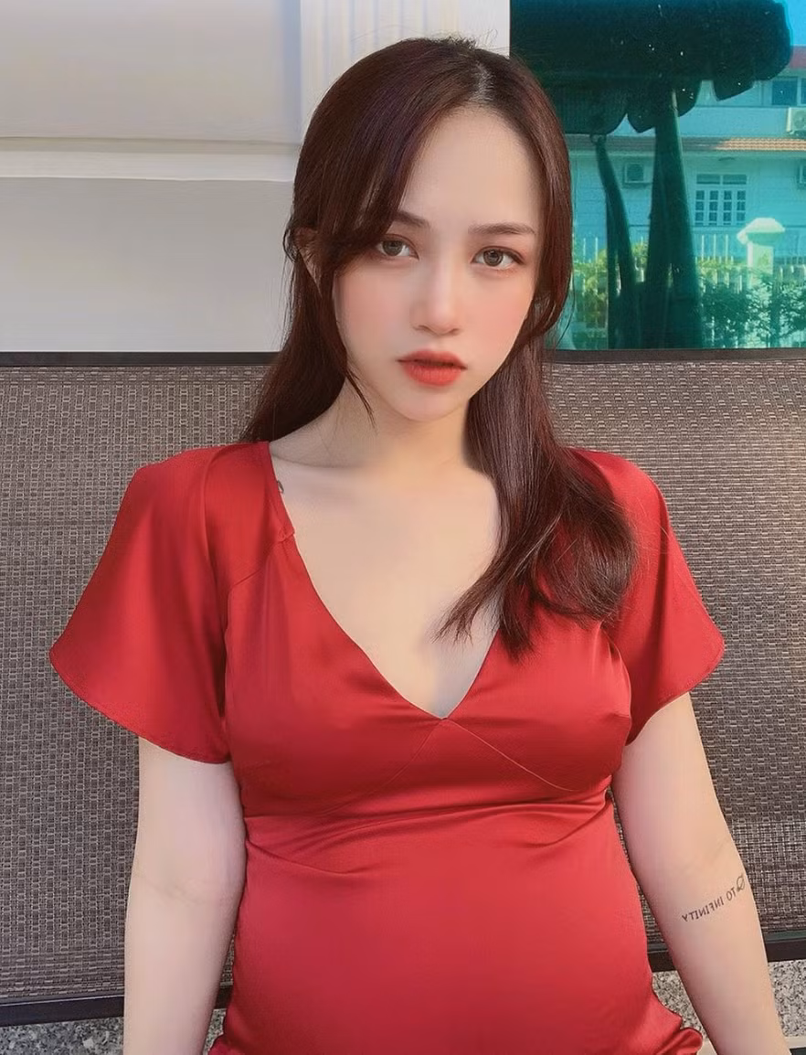 Trước đây có nhiều thông tin cho rằng mối quan hệ giữa Joyce Phạm với vợ hai của bố không mấy tốt đẹp. Rich Kid sinh năm 1999 từng tuyên bố chỉ có duy nhất một người mẹ, còn lại sẽ không gọi bất kỳ ai khác là mẹ. Cô nàng cũng từng gay gắt cho biết cô không hề liên quan gì đến vợ hai của bố.