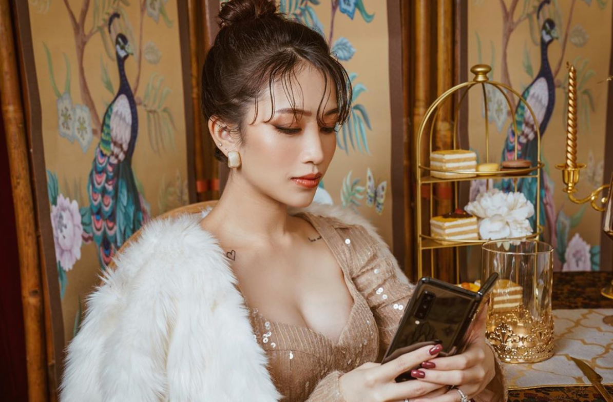 Trong lễ cưới của Joyce, vợ hai Minh Nhựa là Mina Phạm cũng không hề có mặt khiến tin đồn về mối quan hệ không mấy tốt đẹp giữa hai người càng có thêm cơ sở.