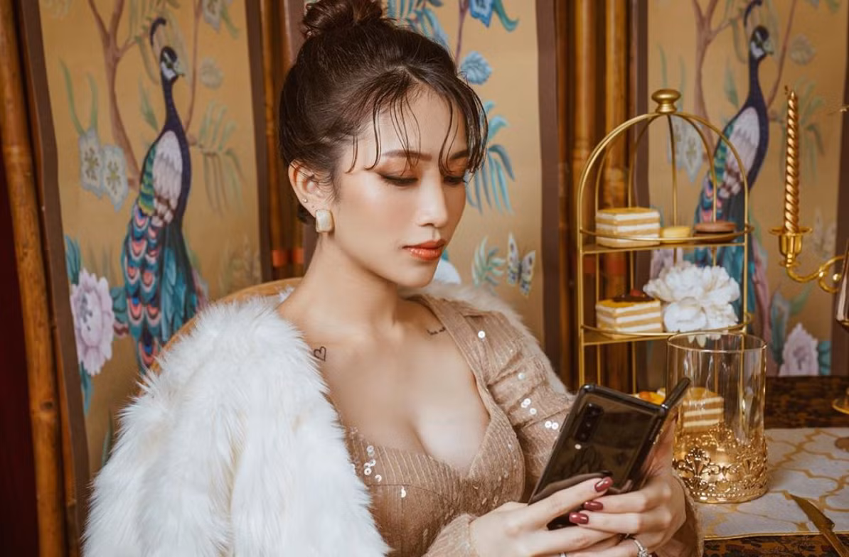 Trong lễ cưới của Joyce, vợ hai Minh Nhựa là Mina Phạm cũng không hề có mặt khiến tin đồn về mối quan hệ không mấy tốt đẹp giữa hai người càng có thêm cơ sở.