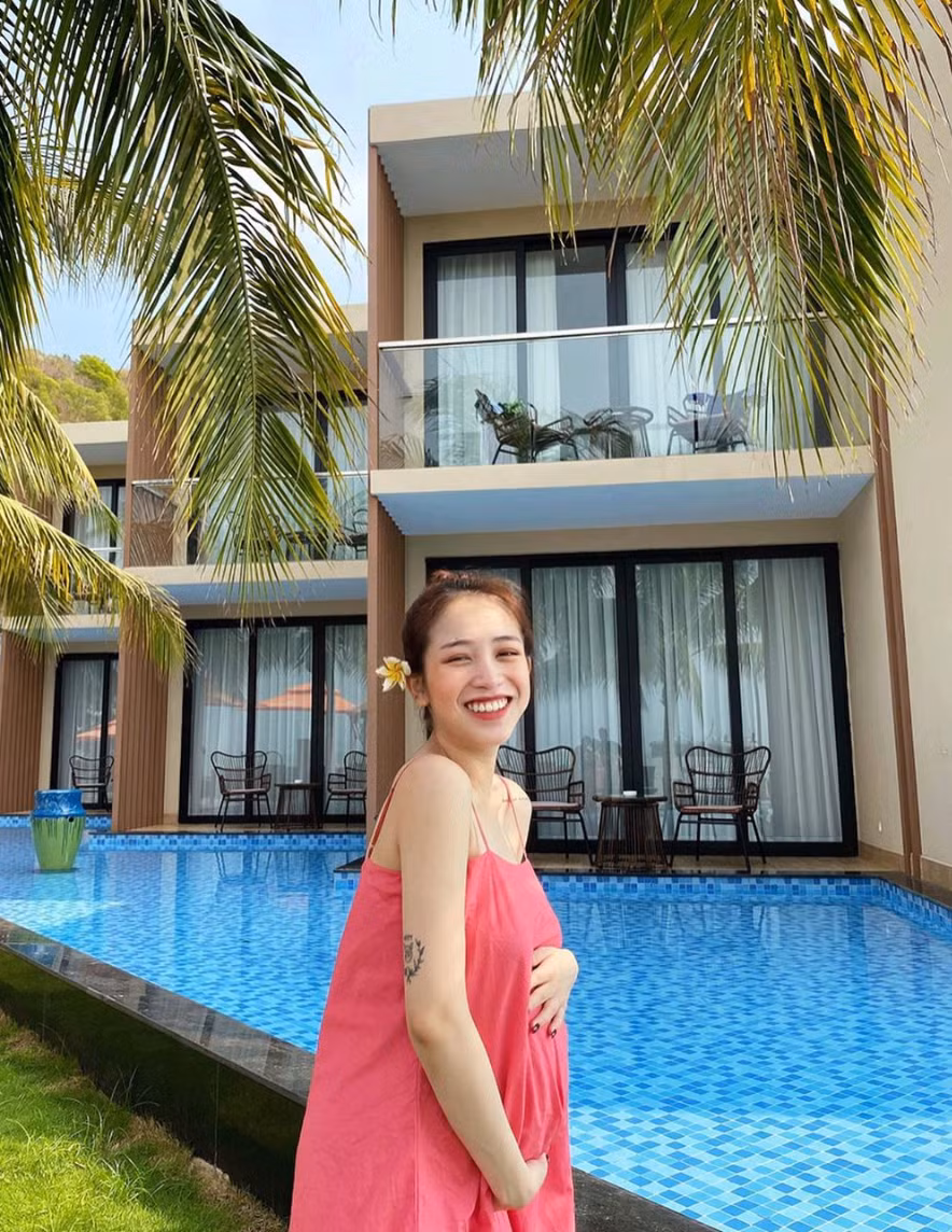 Dù đang mang bầu, thời kỳ mà được cho là xấu xí nhất trong cuộc đời người phụ nữ thì Joyce Phạm vẫn cực xinh. Da dẻ trắng hồng, không nổi mụn, chân tay và mặt cũng không bị phù, tích nước như nhiều bà bầu khác.