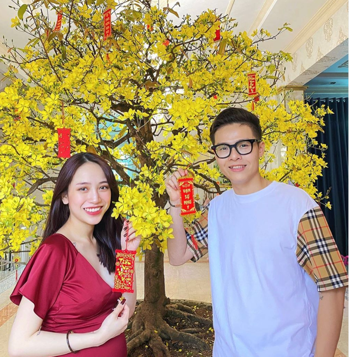 Tết Canh Tý 2020 là năm đầu tiên Joyce Phạm đón năm mới tại nhà chồng trong một vai trò mới. Ngày mùng 1, cô nàng dành toàn bộ thời gian bên gia đình. Thế nhưng lại không thấy ái nữ Minh Nhựa đăng ảnh đón Tết bên bố.