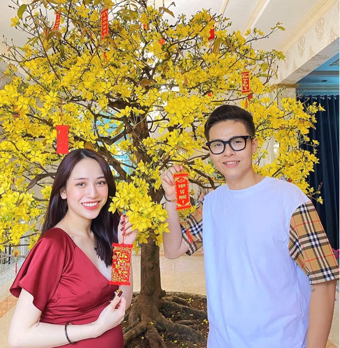 Tết Canh Tý 2020 là năm đầu tiên Joyce Phạm đón năm mới tại nhà chồng trong một vai trò mới. Ngày mùng 1, cô nàng dành toàn bộ thời gian bên gia đình. Thế nhưng lại không thấy ái nữ Minh Nhựa đăng ảnh đón Tết bên bố.