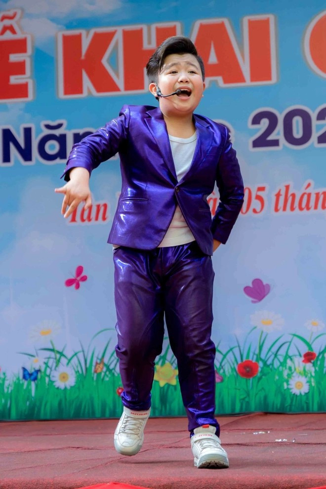 Hình ảnh Tin Tin đi biểu diễn ở một buổi lễ khai giảng gần đây đã khiến nhiều người khá ngạc nhiên. Tin Tin ở tuổi trung học cơ sở đã lớn phổng phao hơn, đĩnh đạc hơn rất nhiều.