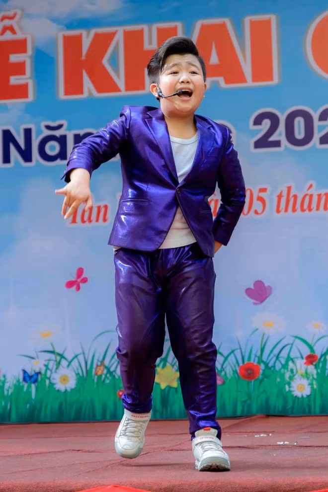 Hình ảnh Tin Tin đi biểu diễn ở một buổi lễ khai giảng gần đây đã khiến nhiều người khá ngạc nhiên. Tin Tin ở tuổi trung học cơ sở đã lớn phổng phao hơn, đĩnh đạc hơn rất nhiều.