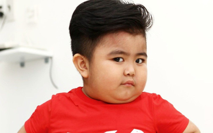 Sau Người Hùng Tí Hon, Tin Tin trở nên đắt show. Bà ngoại cậu bé từng chia sẻ: ”Bầu show trả cho Tin Tin cát-xê 300 nghìn đồng cùng với lời hứa, đêm diễn kế tiếp sẽ tăng giá gấp 10. Từ 300 nghìn đồng lên thành 3 triệu đồng. Trong vòng hơn 1 tháng, ngày nào Tin Tin cũng đi diễn. Mỗi đêm có khi 3 show, kiếm được 10 triệu đồng/đêm. Có tháng Tin Tin đã kiếm hơn 400 triệu đồng. Con số này quá lớn so với 1 cậu bé 5 tuổi “.