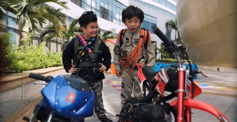 Trước đó, cậu bé từng đảm nhận vai diễn Cu Béo trong phim điện ảnh Maika - Cô bé đến từ hành tinh khác. Đóng cùng 2 sao nhí khác là Lại Trường Phú và Chu Diệp Anh, Tin Tin chẳng những không lép vế mà nhiều lúc còn khiến khán giả cười sặc sụa bởi sự duyên dáng của mình.