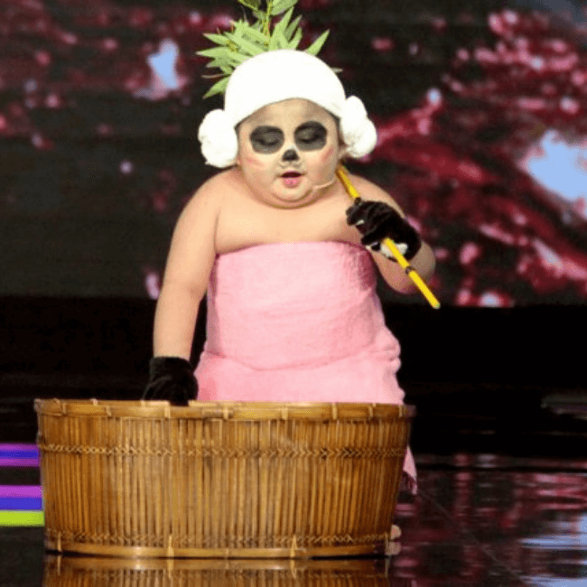 Cậu bé Tin Tin (Dương Quốc Anh) sinh năm 2011. Với thân hình mũm mĩm, má bánh bao, sở hữu khả năng diễn xuất tự tin, dí dỏm, đáng yêu, Tin Tin đã nổi tiếng trên mạng từ khi 4 tuổi.