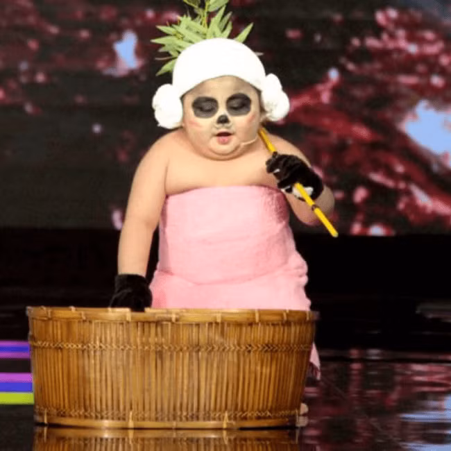 Cậu bé Tin Tin (Dương Quốc Anh) sinh năm 2011. Với thân hình mũm mĩm, má bánh bao, sở hữu khả năng diễn xuất tự tin, dí dỏm, đáng yêu, Tin Tin đã nổi tiếng trên mạng từ khi 4 tuổi.