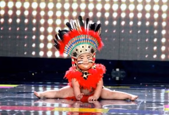 Tin Tin trở thành tài năng nhí nhận được nhiều sự yêu mến sau khi giành ngôi vị quán quân Người hùng tí hon mùa 2. Cậu bé với biệt danh 'thần đồng âm nhạc' nhờ tài năng đa dạng từ ca hát, diễn xuất đến nhảy múa dù chỉ mới 4 tuổi.