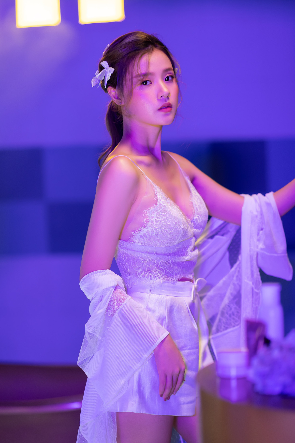 Theo đó, nguồn tin này cho biết trong thời gian thực hiện MV cho ca khúc "Anh nghĩ anh là ai?", Linh Ngọc Đàm tâm sự với Midu rằng bạn diễn nam có những hành động khiếm nhã khiến cô thấy không hề thoải mái.