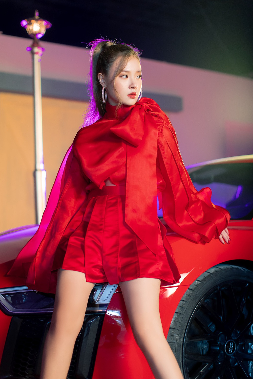 Một mặt, Midu vỗ về, an ủi Linh Ngọc Đàm, mặt kia, hot girl đời đầu đình đám đi kể lại chuyện cho tất cả mọi người.