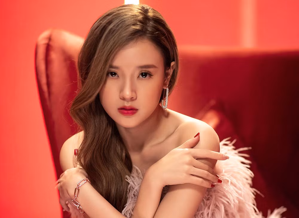 Bên cạnh đó, cảnh Midu tát Linh Ngọc Đàm trong MV cũng được coi là tát thật khiến nhiều người bức xúc.