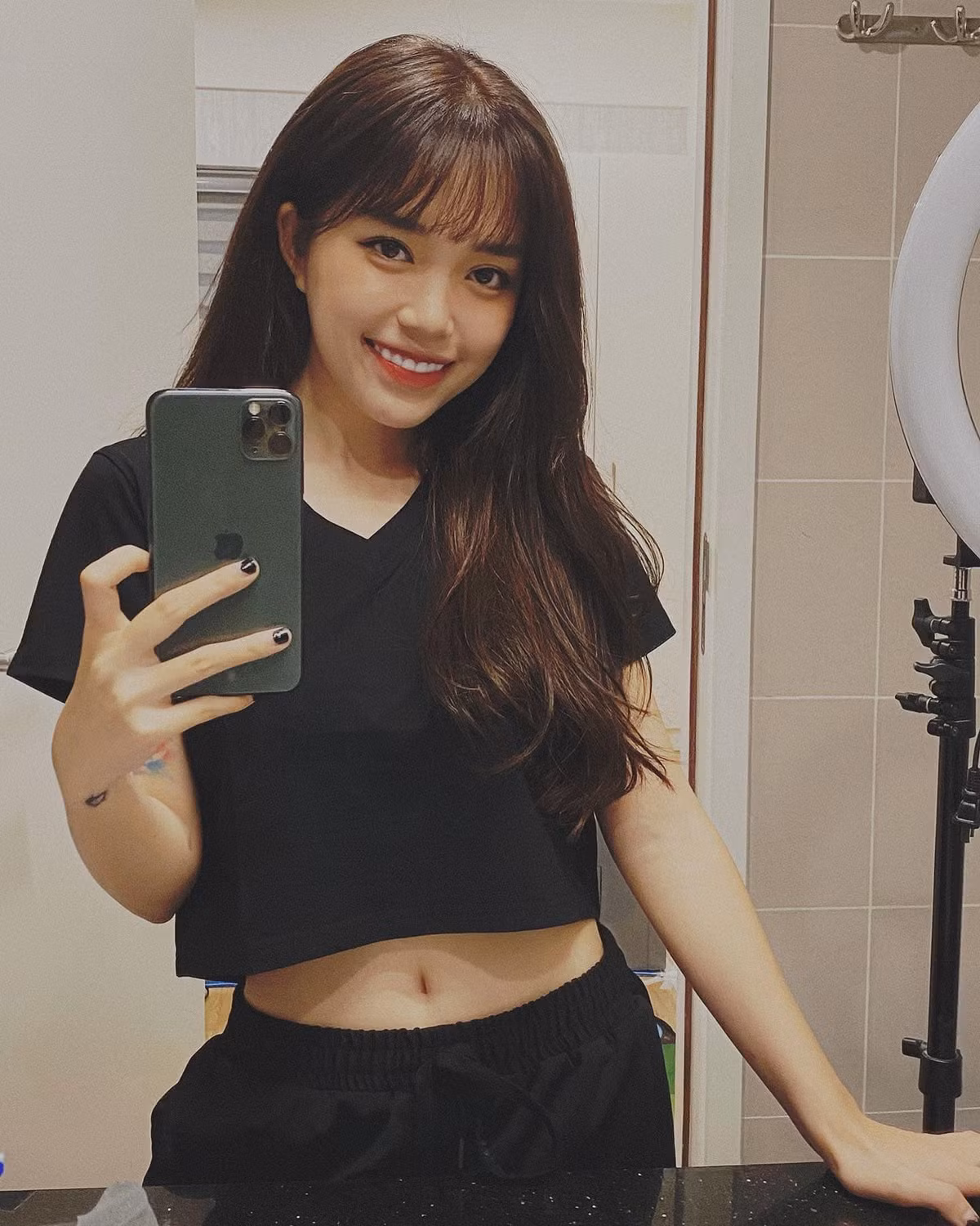 Cụ thể, Linh Ngọc Đàm có viết: "Em không hiểu thông tin ở đâu em tố, em than thở, em ấm ức? Em chả nói gì, em đi quay MV trong 2 ngày và em về thẳng nhà từ đó, về sau ngoài truyền thông cho MV ra em chẳng nói gì..."