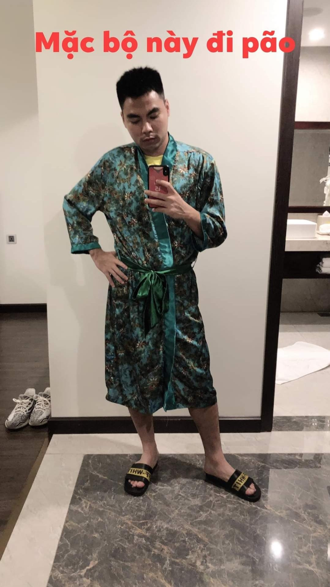 "Hoàng tử Ả-rập" Đức Huy cũng không đứng ngoài "cuộc vui" khi đòi mặc pijama đi bão sau chiến thắng của U22 Việt Nam. Dù vui mừng nhưng gương mặt anh chàng vẫn "bình tĩnh tạo nên sự quý tộc".