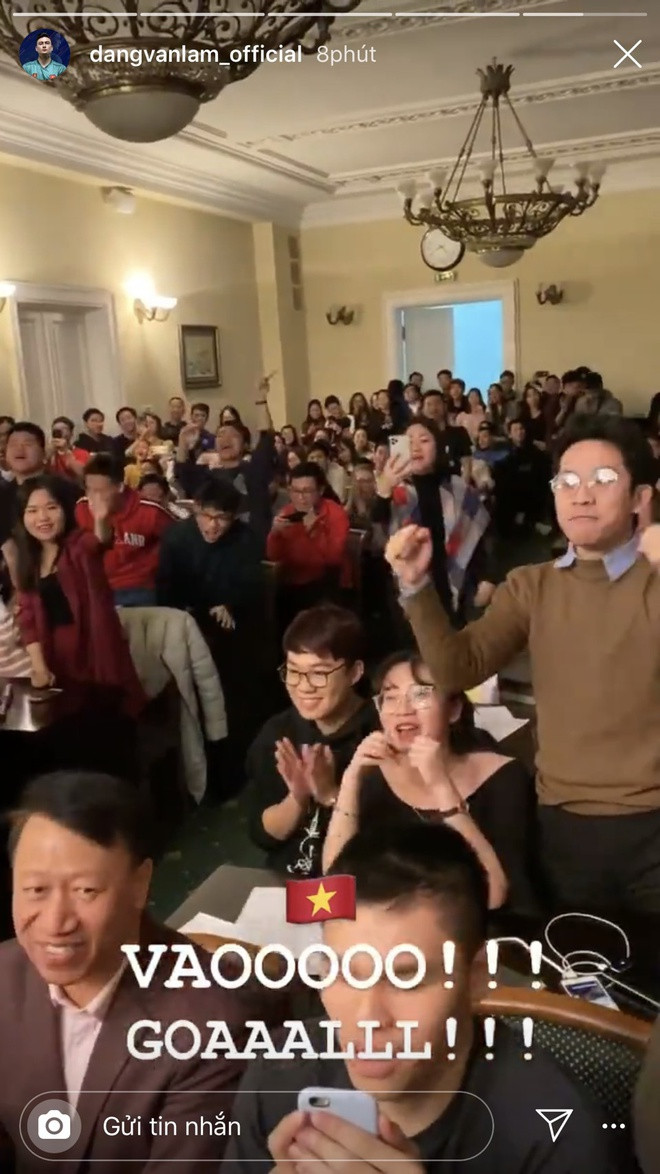 Dù đang ở Nga, lệch khá nhiều so với múi giờ Châu Á nhưng Văn Lâm vẫn theo dõi từng trận đấu của U22 Việt Nam tại Philippines. "Gấu Nga" và cộng đồng người Việt tại đây dường như vỡ oà khi các cầu thủ áo đỏ ghi bàn.