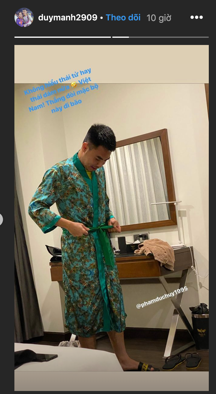 Duy Mạnh hài hước đăng tải hình ảnh của Đức Huy khi anh đòi đi bão trong trang phục đồ ngủ của khách sạn với dòng trạng thái: "Không biết thái tử hay thái giám".