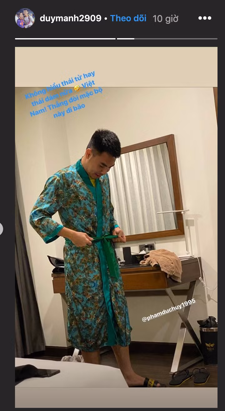 Duy Mạnh hài hước đăng tải hình ảnh của Đức Huy khi anh đòi đi bão trong trang phục đồ ngủ của khách sạn với dòng trạng thái: "Không biết thái tử hay thái giám".