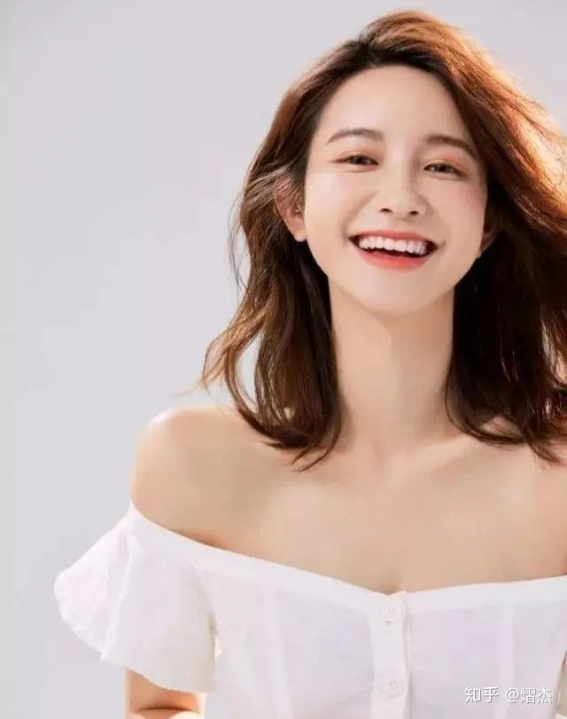 Tuy nhiên, cái tên "Trương Đại Dịch" nổi tiếng nhất không phải là người mẫu mà người bán hàng trực tuyến có lợi nhuận cao nhất. Sau nhiều năm làm người mẫu, Trương Đại Dịch đã mở cửa hàng bán quần áo trên Taobao vào năm 2014.