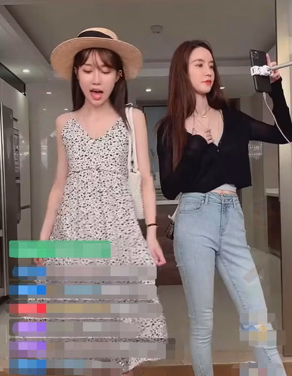 Ngày 8/3/2016, Trương Đại Dịch xếp thứ 9 trong bảng xếp hạng người nổi tiếng trên mạng ở Trung Quốc trong năm 2015. Ngày 20/6/2016 là ngày phát sóng trực tiếp thứ 100 của cửa hàng quần áo của Trương Đại Dịch trên Taobao. Cô đã chứng minh thành công của mình khi có hơn 410.000 lượt xem trực tiếp và hơn 1 triệu lượt thích. Trong vòng 2 giờ sau khi kết thúc phát sóng trực tiếp, khối lượng giao dịch đã lên đến gần 20 triệu NDT (khoảng 66,4 tỷ VND). Cuối năm 2016, Trương Đại Dịch bắt đầu bán son và 20.000 thỏi son đã được bán ra trong vòng 2 giờ. Sau đó, Trương Đại Dịch ra mắt thương hiệu thời trang riêng Jupe Vendue. Đến đầu năm 2017, hàng nghìn chiếc áo đã được bán hết.