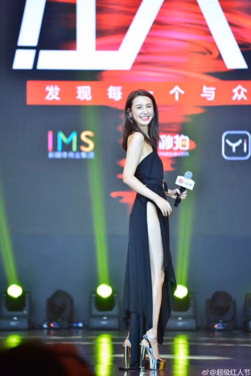 Trương Đại Dịch tên thật là Trương Dịch, sinh năm 1988. Khi còn nhỏ, vì nhà không có điều kiện, cô phải làm nhiều công việc bán thời gian khác nhau để chăm lo gia đình. Sau khi tốt nghiệp trường Kinh doanh Thượng Hải năm 2009, cô gia nhập làng thời trang với tư cách người mẫu. Tình nhân của chủ tịch Taobao từng là người mẫu hợp đồng của Tạp chí thời trang Thụy Lệ và cũng từng tham gia các chiến dịch quảng cáo của các nhãn hàng như Maybelline, Coca Cola và nhiều thương hiệu khác.