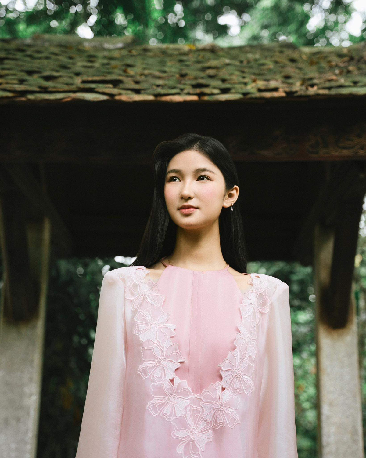 Cô nàng dịu dàng trong trang phục yếm màu hường phấn.