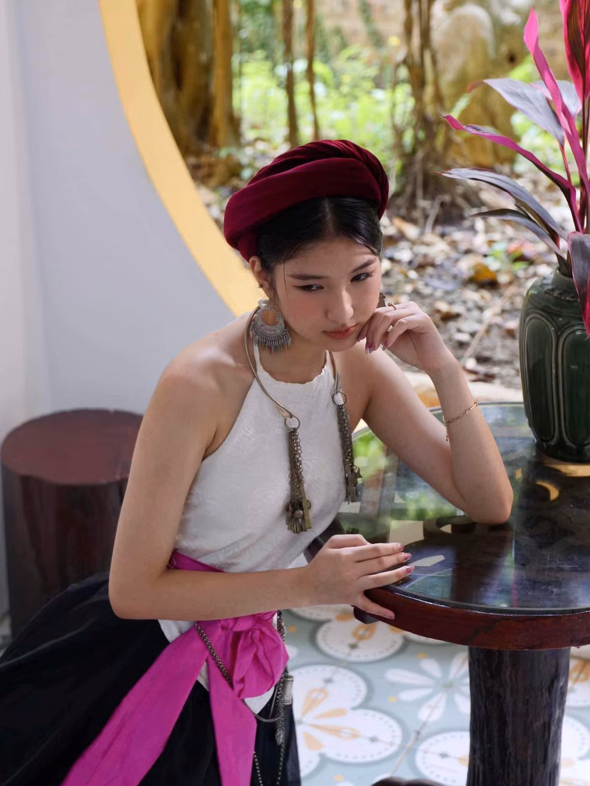 "Ba năm trước, khi bố nói sẽ dạy con trở thành hoa hậu, người thân, bạn bè, thậm chí cả mẹ con cũng không đồng ý. Nhiều người còn chê bố con "điên", "hâm dở", người thì nói hai bố con con ảo tưởng" - Trà My chia sẻ về mong muốn của bố mình khi dạy mình thành hoa hậu.