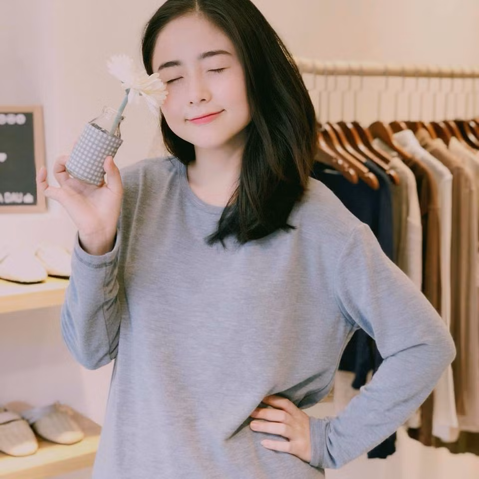 Nam Thương (sinh năm 1995) được biết đến từ cuộc thi Miss Teen 2011. Cô nàng sở hữu giọng hát trong vắt cùng khả năng diễn xuất ấn tượng đã gây sự chú ý trong lòng khán giả.