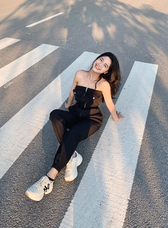 Dễ dàng nhận thấy, trang cá nhân của Hằng Hàn tràn ngập những bài đăng mang tính chất quảng cáo từ son, sản phẩm dưỡng da, thuốc giúp mọc tóc, trà giảm cân, thuốc tăng kích cỡ vòng một, wax triệt lông...Tuy nhiên, hot girl 9X Thanh Hóa này liên tục bị dân mạng tố PR tràn lan, không có tâm.