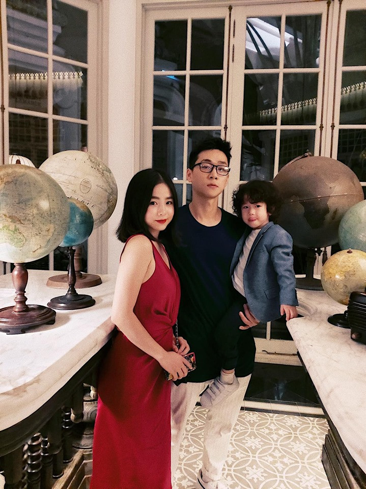 Trên trang cá nhân của mình, hot mom thường xuyên khoe ảnh con trai và chồng chụp cùng nhau với những biểu cảm siêu dễ thương khiến nhiều người không khỏi ghen tị.