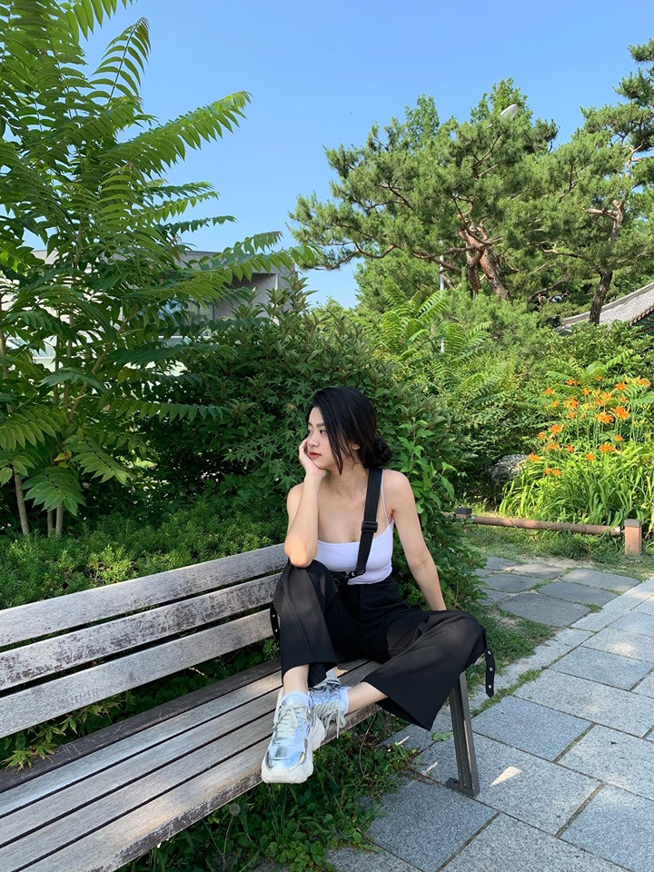 Dù không hoạt động nghệ thuật nhưng Hàn Hằng có tới hơn 300.000 lượt theo dõi trên trang cá nhân và trở thành gương mặt đại diện cho nhiều nhãn hàng.