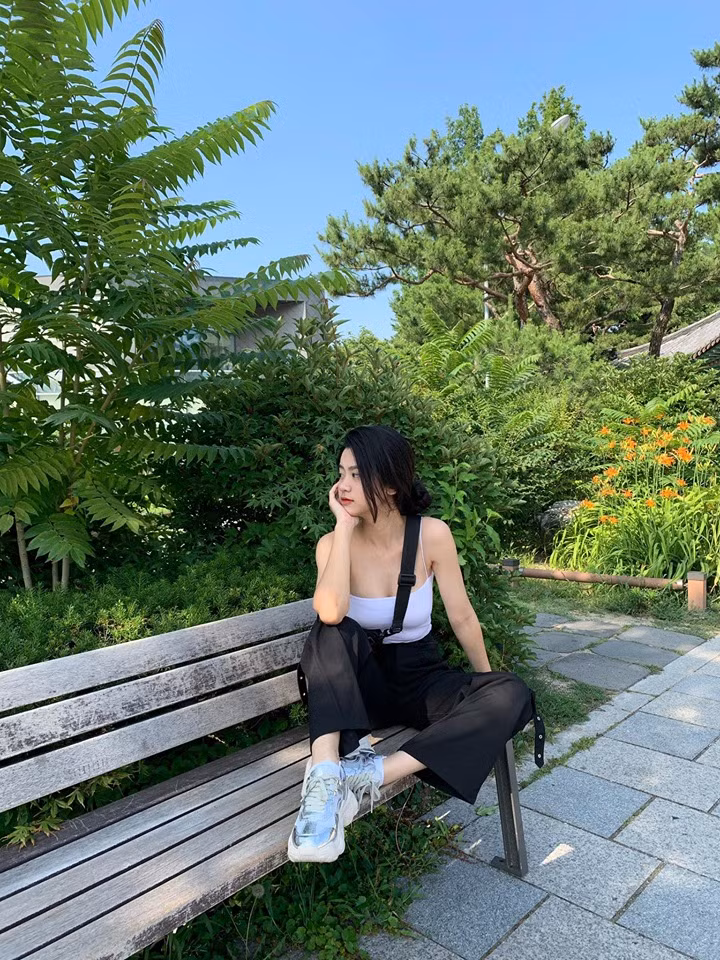 Dù không hoạt động nghệ thuật nhưng Hàn Hằng có tới hơn 300.000 lượt theo dõi trên trang cá nhân và trở thành gương mặt đại diện cho nhiều nhãn hàng.