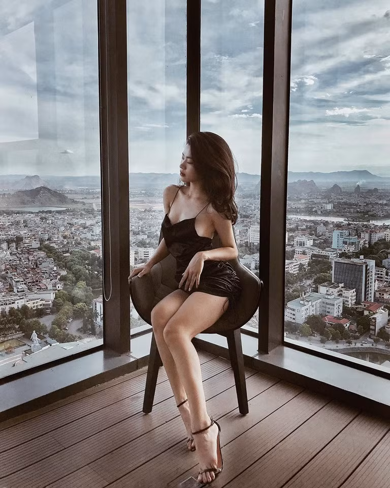 Không chỉ vậy, hot girl Thanh Hóa còn bị "bóc phốt" là kẻ thứ ba xen vào mối tình giữa vlogger Huyme và bạn gái Trúc Anh sau tấm hình cô chủ động đăng trên story cá nhân.