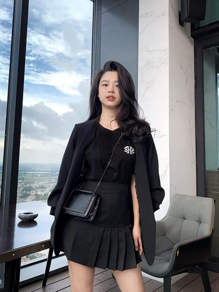 Hàn Hải Hằng (sinh năm 1999) là hot girl Thanh Hóa nổi tiếng nhờ ngoại hình sexy, cô thường xuyên diện đồ gợi cảm và chụp ảnh đăng lên mạng xã hội.