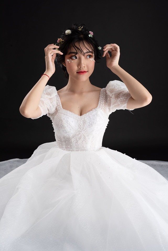 Tại trang cá nhân, cô gái 18 tuổi thường chia sẻ các clip hát tiếng Việt và tiếng Anh. Phần thể hiện những ca khúc US-UK của cô nhận được nhiều lời khen từ dân mạng.