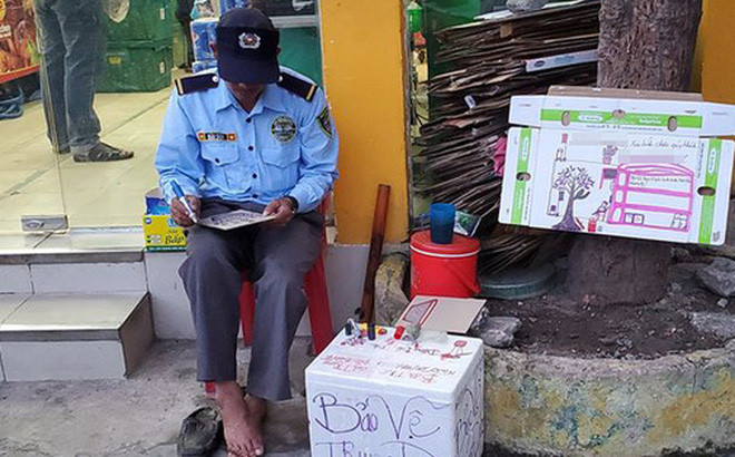 Bức vẽ được bày ra xung quanh chỗ bác bảo vệ làm việc khiến nhiều người nhìn vào cảm thấy thích thú.