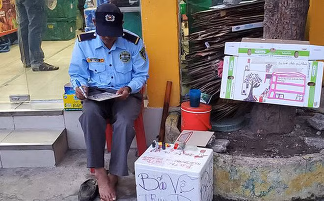 Bức vẽ được bày ra xung quanh chỗ bác bảo vệ làm việc khiến nhiều người nhìn vào cảm thấy thích thú.