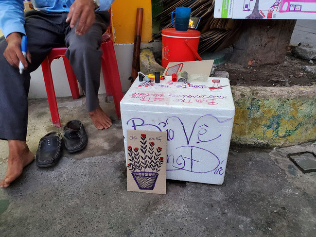 Được biết, vì không có giấy vẽ nên bác bảo vệ vẽ lên thùng xốp, bìa các- tông bỏ đi. Dù thích vẽ nhưng bác không bao giờ lơ là công việc chính của mình.