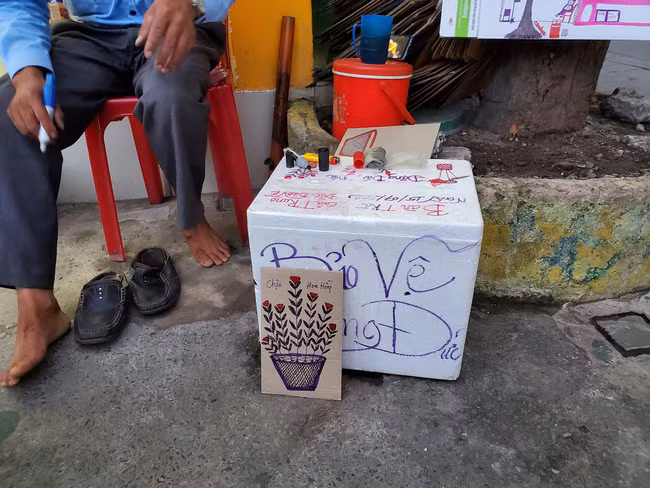 Được biết, vì không có giấy vẽ nên bác bảo vệ vẽ lên thùng xốp, bìa các- tông bỏ đi. Dù thích vẽ nhưng bác không bao giờ lơ là công việc chính của mình.