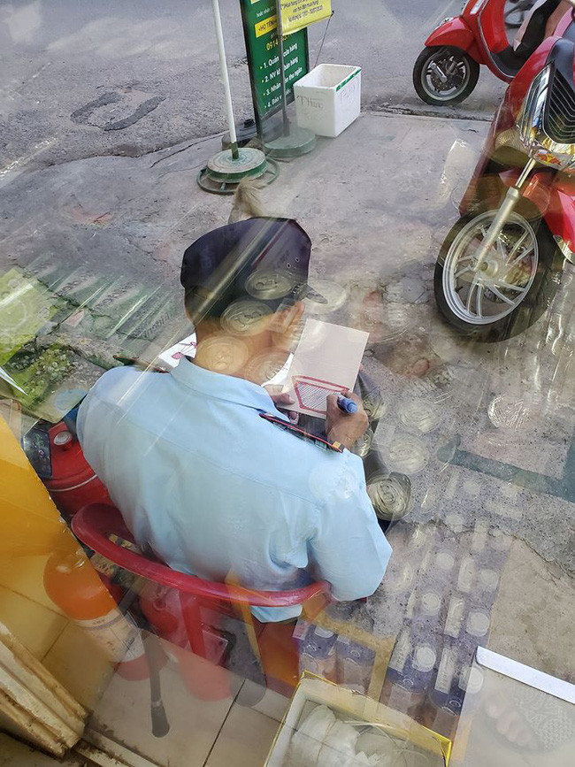 Bác bảo vệ cặm cụi vẽ tranh những lúc rảnh.