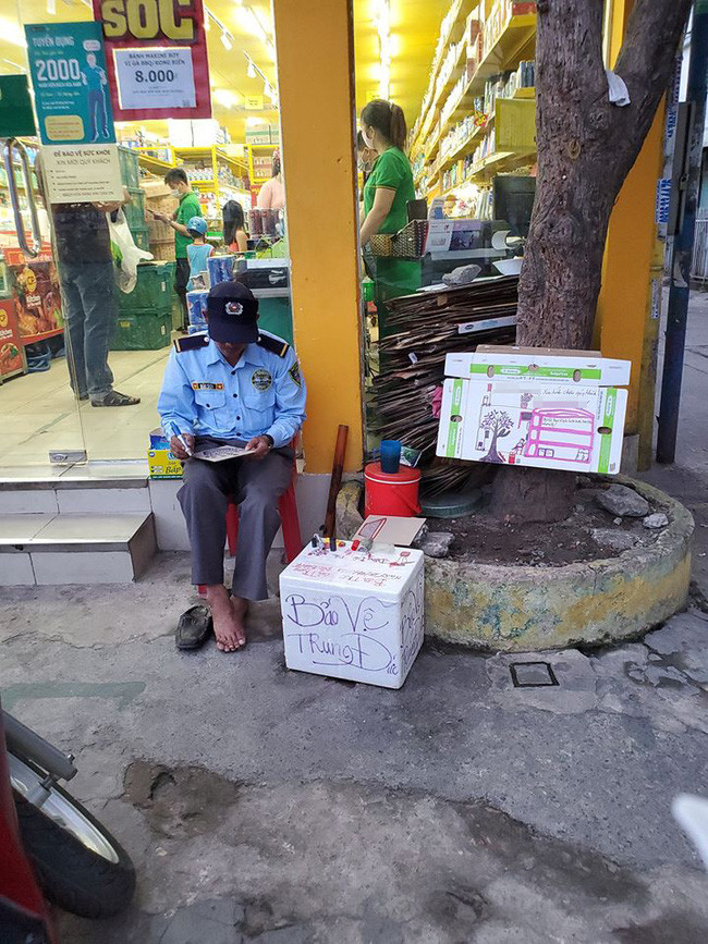 Mới đây, trên nhiều diễn đàn mạng xã hội đã chia sẻ những bức ảnh chụp về bác bảo vệ với niềm niềm vui vẽ vời của mình.